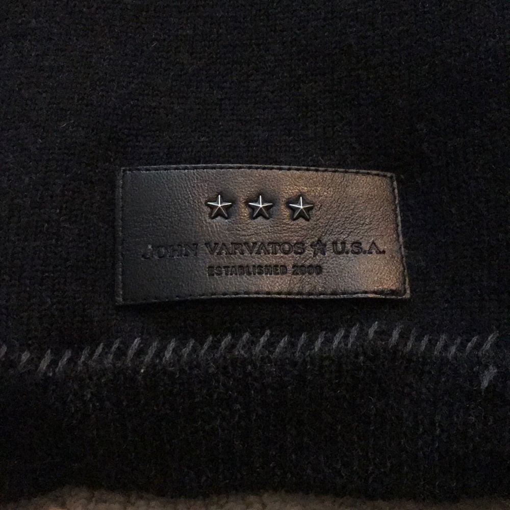 Designer John Varvatos knit men’s scarf
